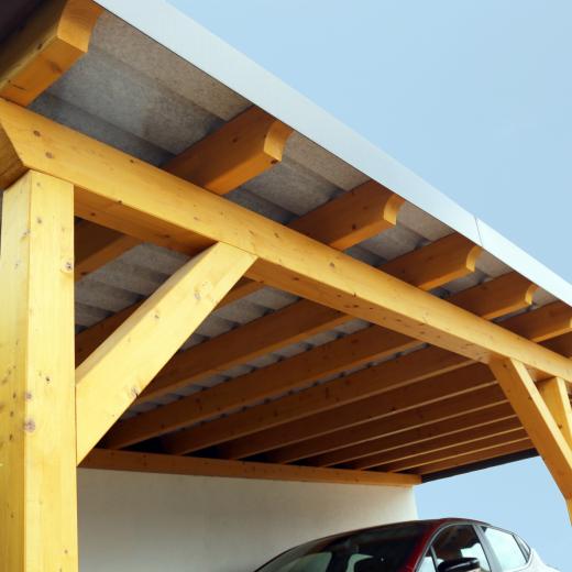 Holz Carport mit einem Auto.