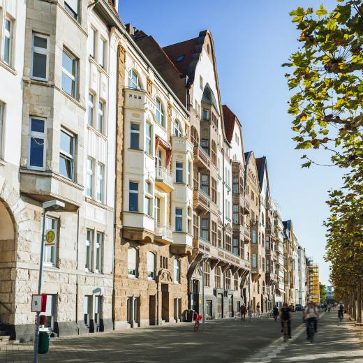 Häuserfassaden an einer Straße