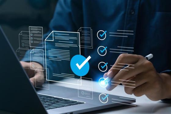 Hände arbeiten an einem Laptop, darüber sind digitale Checklisten