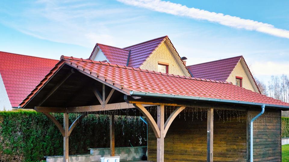 Holzcarport mit rotem Ziegeldach