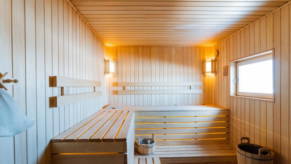 Holzsauna von Innen mit zwei Etagen zum sitzen.