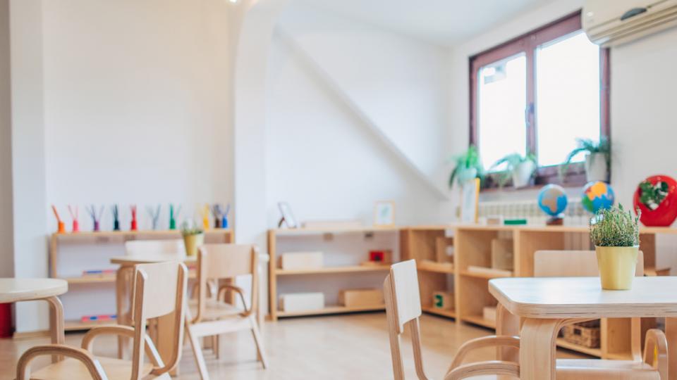 Kindergarten mit kleinen Stühlen und Tischen