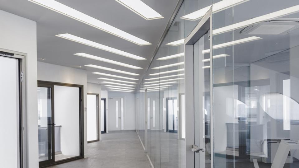 Büroflur mit Büros rechts und links des gages