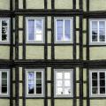 Fachwerkhäuser in einer Altstadt in Deutschland.